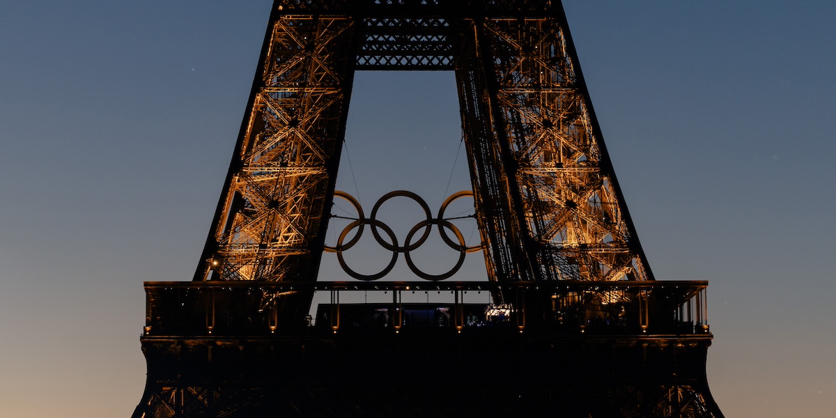 La Tour Eiffel con il simbolo delle Olimpiadi