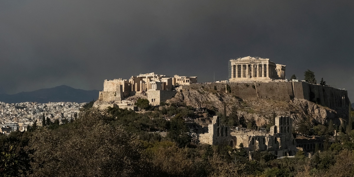 Há um grande incêndio perto de Atenas