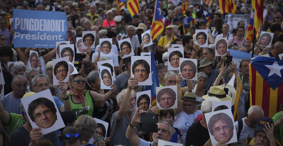 Sostenitori di Carles Puigdemont l'8 agosto 2024 a Barcellona