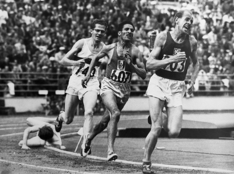 Emil Zatopek durante la finale dei 5.000 metri durante le Olimpiadi di Helsinki 1952 