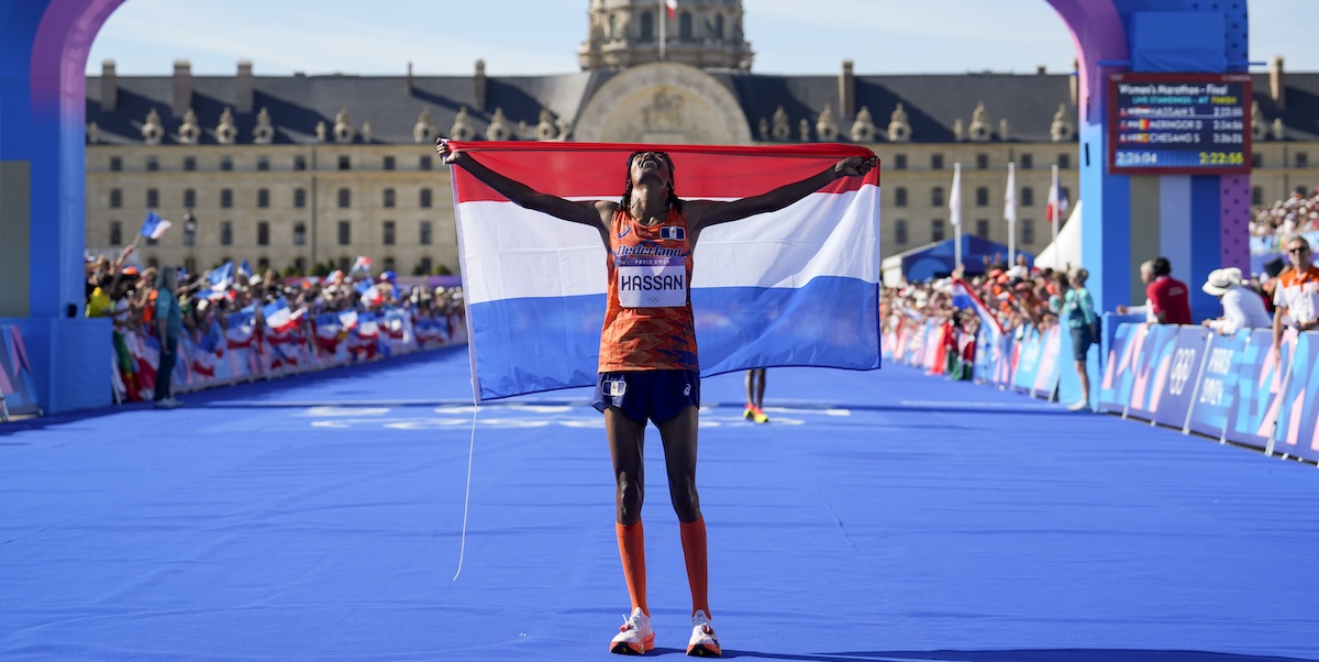 Sifan Hassan festeggia con una bandiera dei Paesi Bassi dopo aver vinto la maratona femminile alle Olimpiadi di Parigi, l'11 agosto (