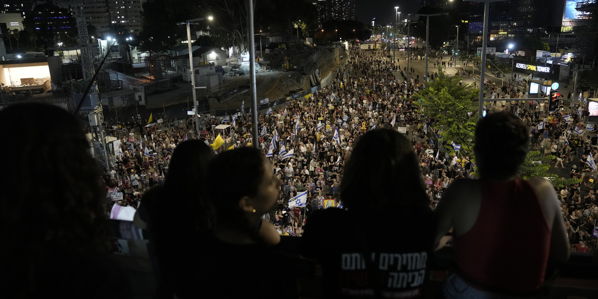 Una manifestazione a sostegno delle persone tenute in ostaggio da Hamas a Tel Aviv, il 10 agosto (AP Photo/Mahmoud Illean)