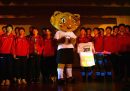 Le giocatrici della nazionale nordcoreana insieme alla mascotte del Mondiale femminile del 2011, ospitato dalla Germania, a Pyongyang, il 2 aprile 2011