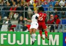 Uno scontro aereo tra la statunitense Kylie Bivens (maglia bianca) e la nordcoreana Mi Ae Ra durante la partita dei Mondiali del 2003 tra Stati Uniti e Corea del Nord