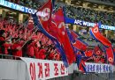 Tifosi nordcoreani durante la partita di ritorno per le qualificazioni alle Olimpiadi tra Giappone e Corea del Nord, a Tokyo, il 28 febbraio 2024 (Kenta Harada/Getty Images)