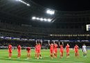 Le giocatrici della Corea del Nord ringraziano i tifosi dopo non essere riuscite a qualificarsi alle Olimpiadi, allo stadio di Tokyo il 28 febbraio 2024 (Kenta Harada/Getty Images)