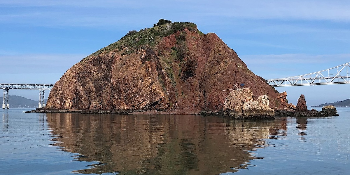 Red Rock Island (Dreamyshade, CC BY-SA 4.0 via Wikimedia Commons)