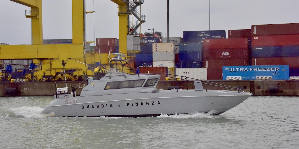 La Guardia di Finanza al porto di Livorno (ANSA/ ALESSIO)