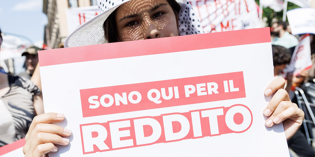 Una ragazza durante una manifestazione a Roma contro l'abolizione del reddito di cittadinanza, a marzo del 2023 (Roberto Monaldo / LaPresse)