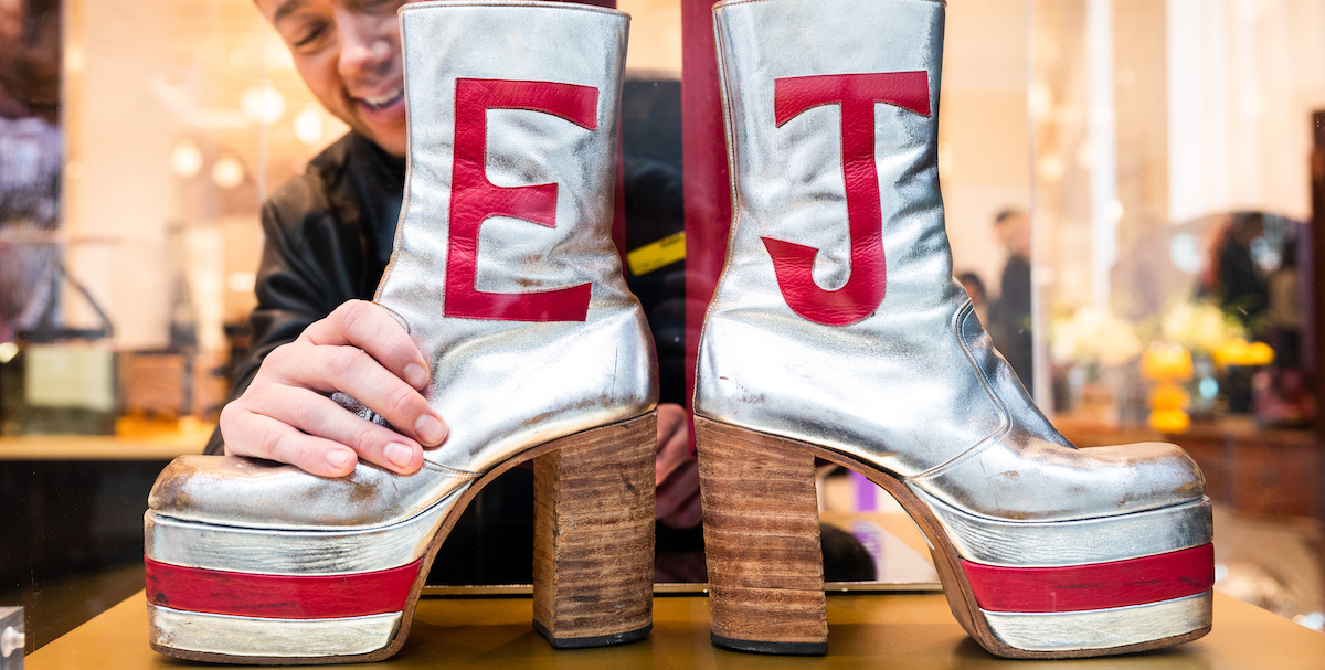 Degli stivali appartenuti a Elton John esposti da Selfridges prima di essere messi all'asta (Tristan Fewings/Getty Images)