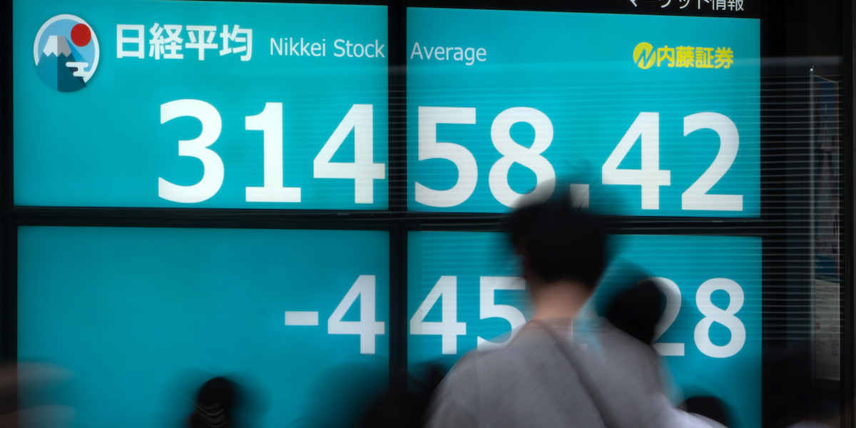 Un display della borsa di Tokyo (Tomohiro Ohsumi/Getty Images)