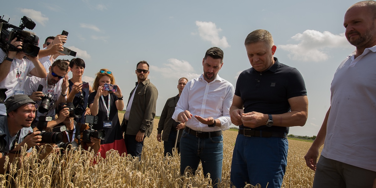 Robert Fico insieme al ministro dell'Agricoltura, Richard Takáč, durante una visita a una cooperativa agricola, l'8 luglio a Slovenska Nova Ves, in Slovacchia