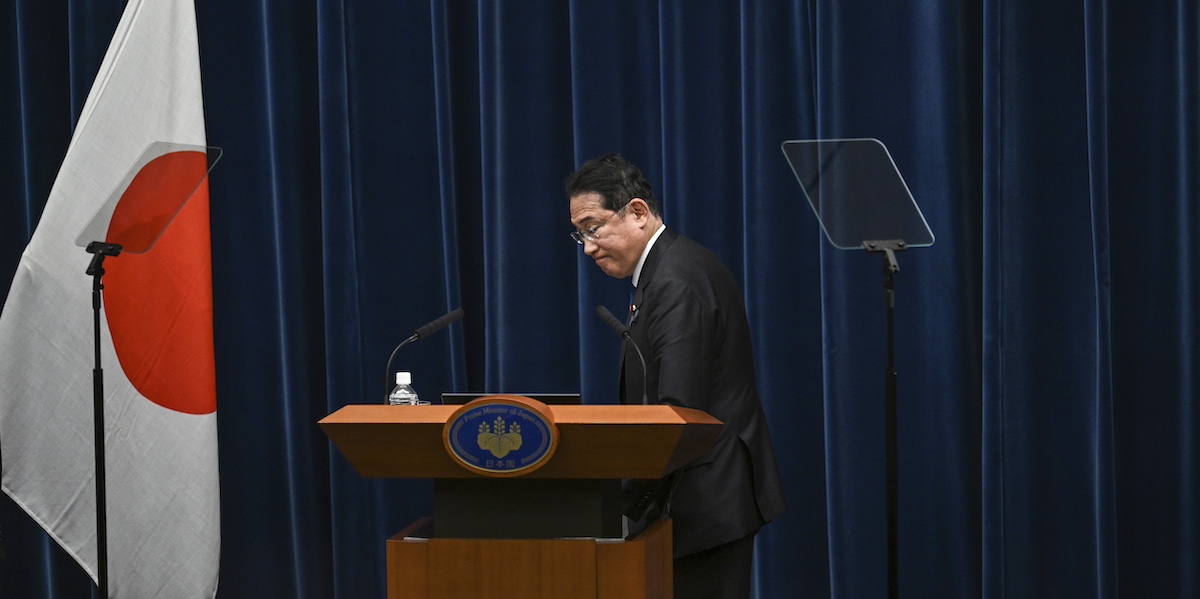 Il primo ministro giapponese Fumio Kishida alla fine della conferenza stampa in cui ha annunciato che non intende ricandidarsi alle elezioni per la leadership del suo partito (Philip Fong/Pool Photo via AP)