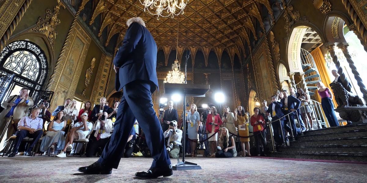 Donald Trump durante una conferenza stampa nella sua residenza di Mar-a-Lago, in Florida (AP Photo/Alex Brandon)