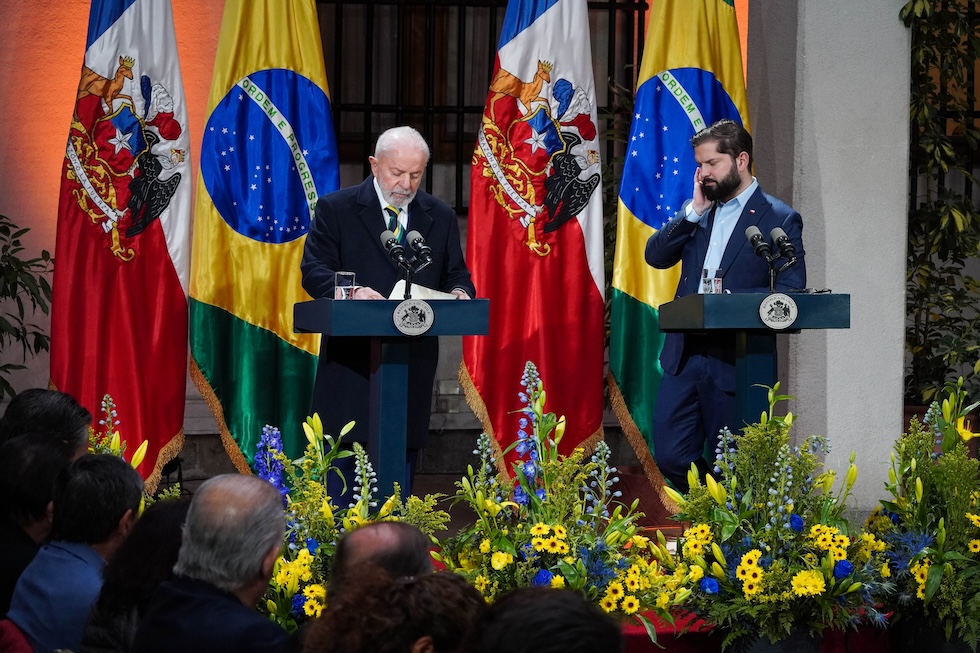 Il presidente brasiliano Lula e quello cileno Boric durante una conferenza stampa, a Santiago il 5 agosto