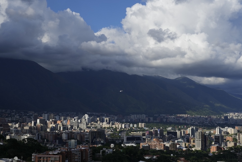 Un elicottero vola sopra Caracas, la capitale del Venezuela, l'11 agosto 