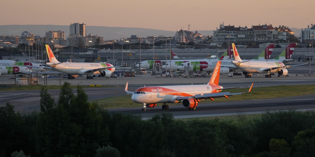 Un aereo EasyJet sulla pista dell'aeroporto di Lisbona (AP Photo/Armando Franca)