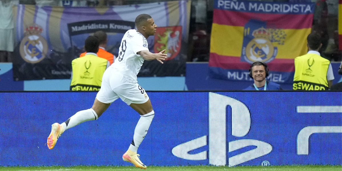 Kylian Mbappé festeggia il gol durante la partita per la Supercoppa europea giocata tra Real Madrid e Atalanta, Varsavia, 14 agosto 2024 (AP Photo/Darko Bandic)