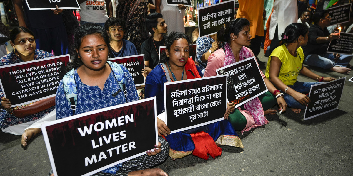 Alcune donne partecipano alla manifestazione di mercoledì sera a Calcutta (AP Photo/Bikas Das)