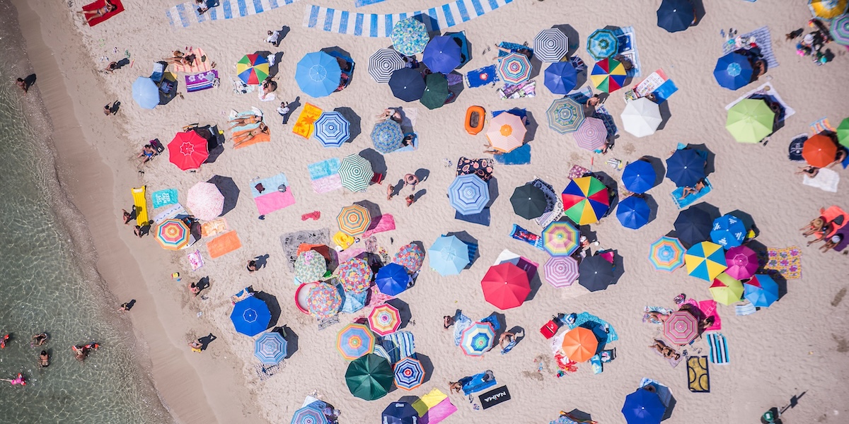 Una spiaggia vista dall'alto il 15 agosto 2021, a Siracusa 
(Fabrizio Villa/Getty Images)