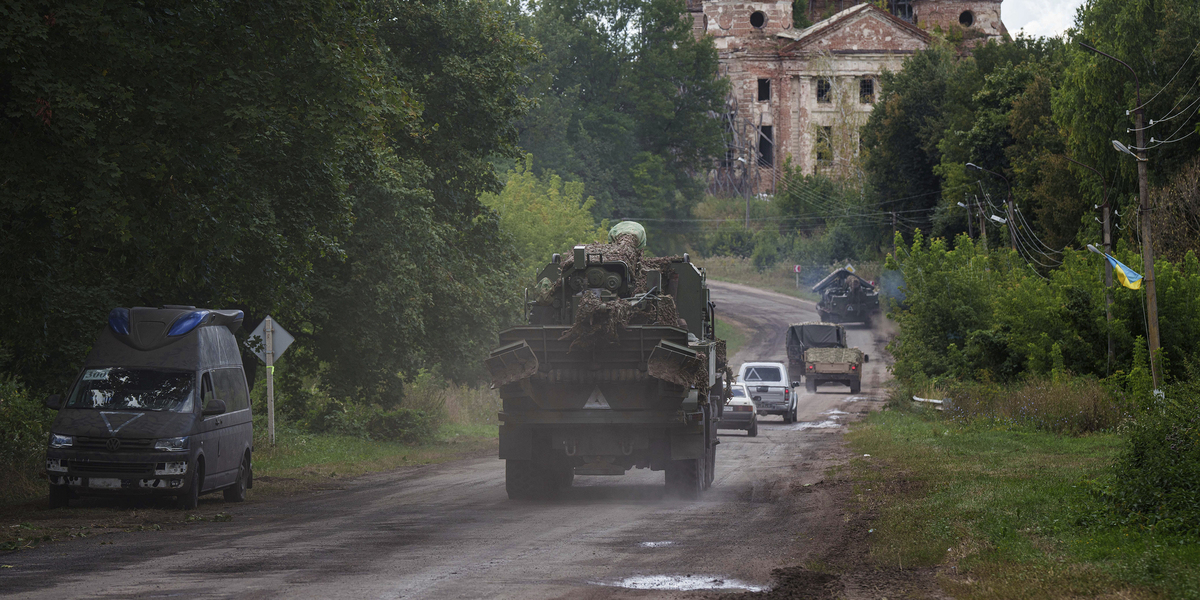 Carri armati vicino al confine tra Russia e Ucraina, il 14 agosto (AP Photo/Evgeniy Maloletka)