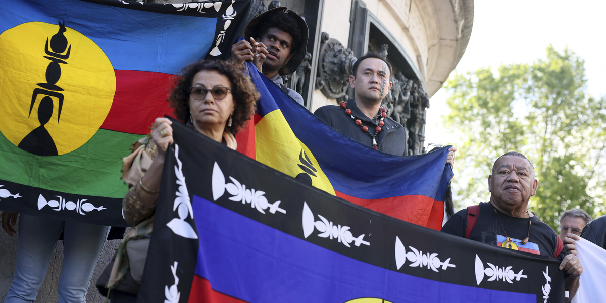 Manifestanti a favore dell'indipendenza della Nuova Caledonia a Parigi, a maggio (AP Photo/Thomas Padilla)