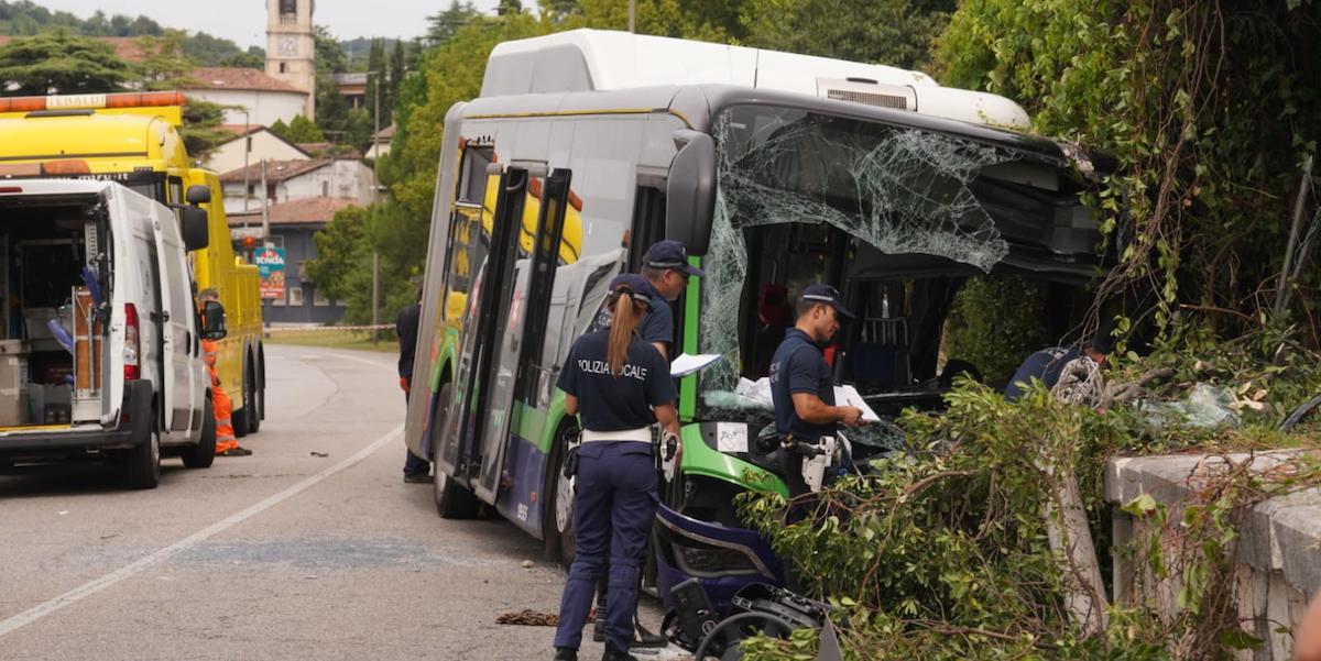 L'autobus incidentato della linea ATV, a Verona il 15 agosto 2024
(ANSA/GIORGIO MARCHIORI)