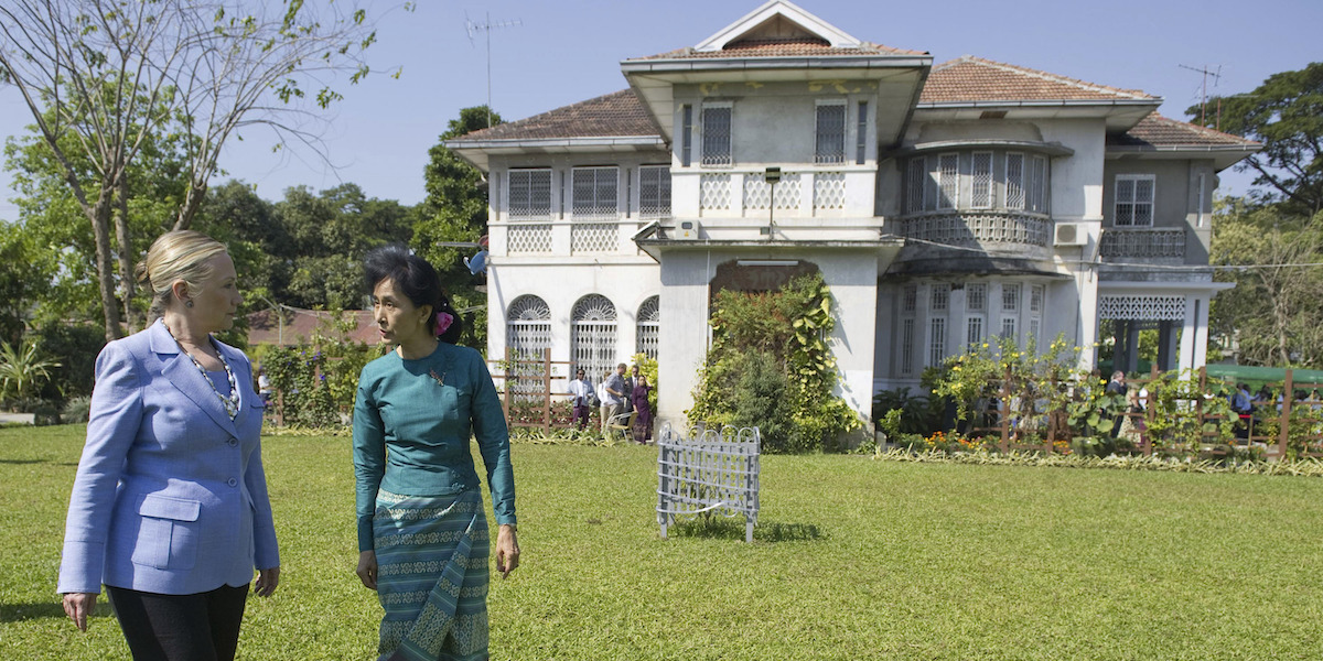 Aung San Suu Kyi e Hillary Rodham Clinton nel giardino della casa della famiglia Aung San a Yangon, in Myanmar, 2 dicembre 2011 (AP Photo/Saul Loeb)