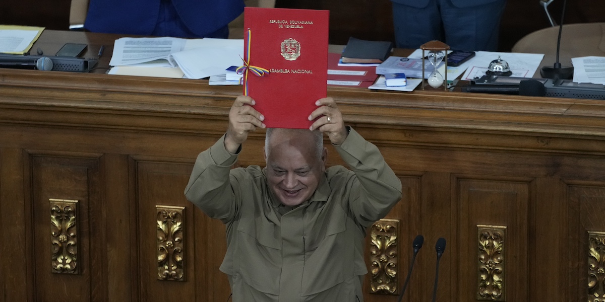 Il deputato Diosdado Cabello del Partito Socialista Unito del Venezuela, che ha proposto la legge sulle ong nel 2023, alza il documento che contiene il testo approvato dall'Assemblea, il 15 agosto 2024 (AP Photo/Ariana Cubillos)