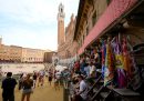 persone sedute sugli spalti in piazza del campo