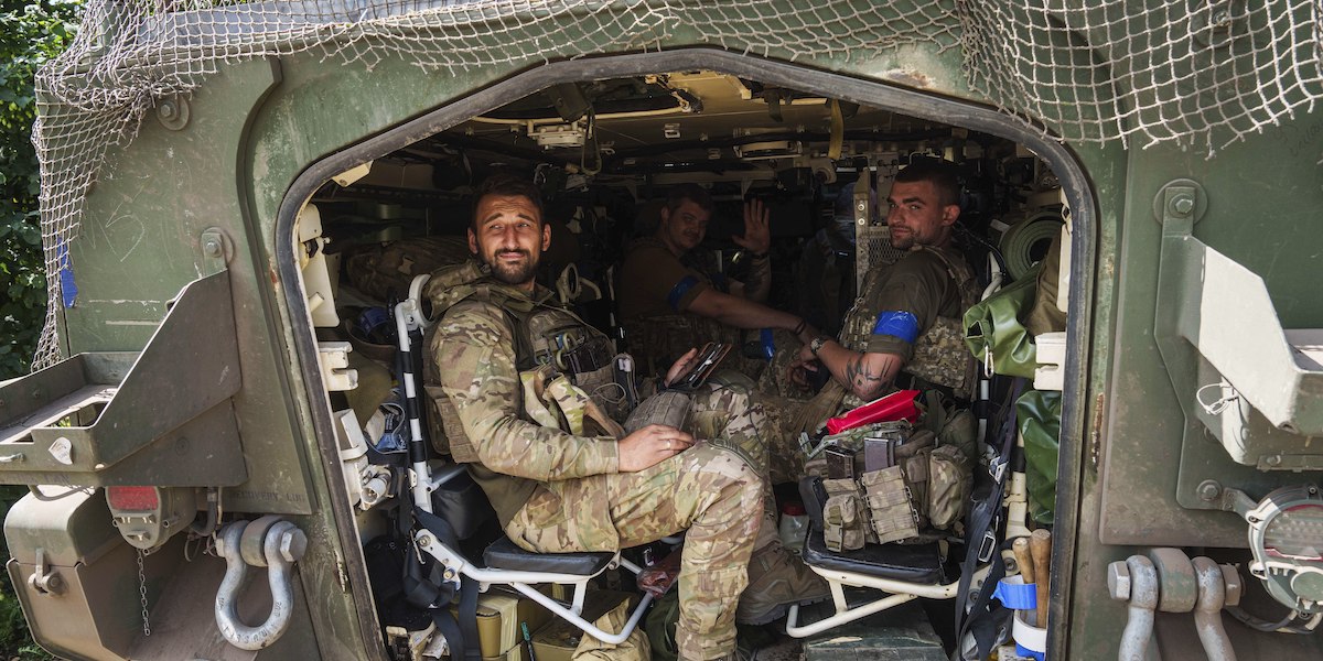 Alcuni soldati ucraini in un carro armato di ritorno dalla regione di Kursk, in Russia, il 14 agosto 2024 (AP Photo/Evgeniy Maloletka)