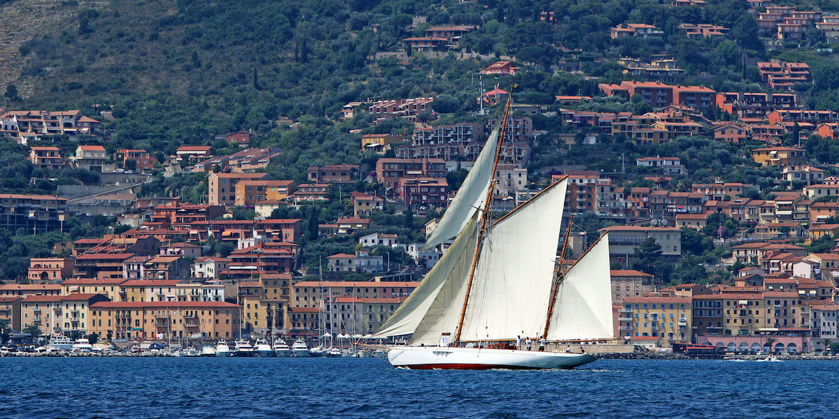 Una regata con Porto Santo Stefano sullo sfondo, nel 2011 (ANSA/ALESSANDRO DI MEO)