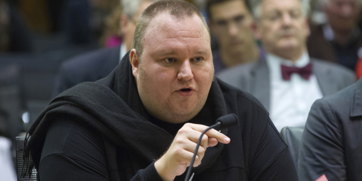 Kim Dotcom durante un'udienza parlamentare nel 2013 (Mark Mitchell/New Zealand Herald via AP)