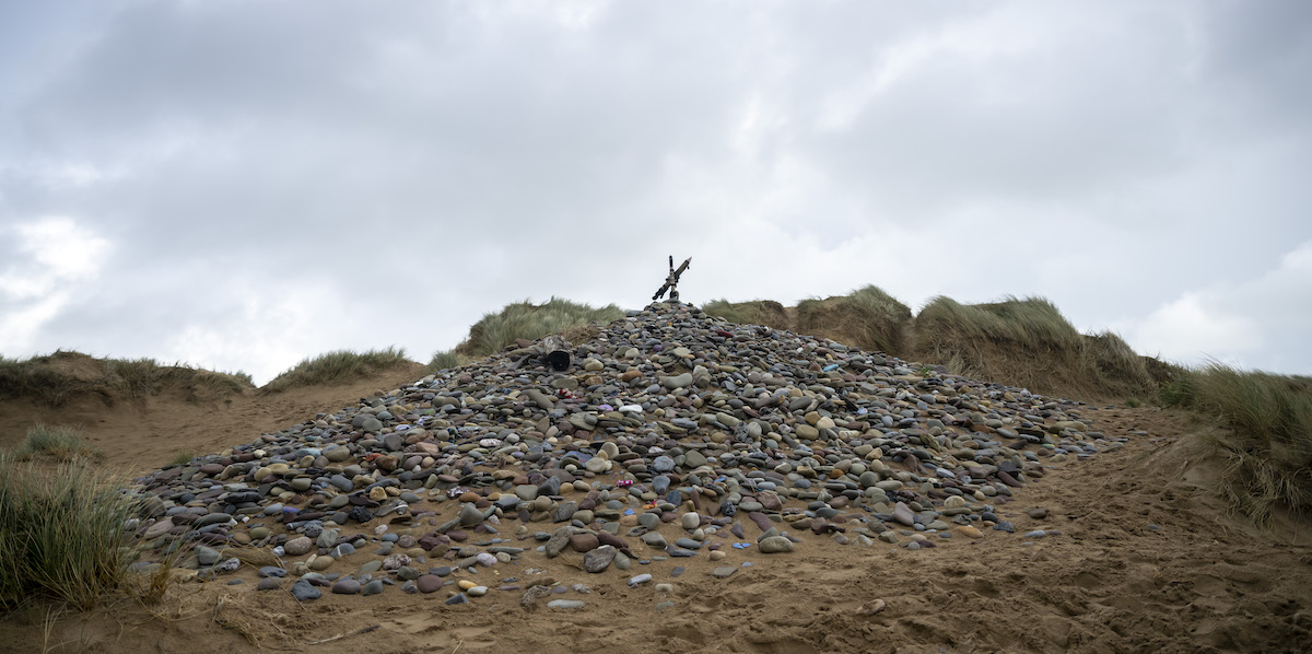 Los fanáticos de Harry Potter siguen dejando piedras y calcetines en esta playa de Gales