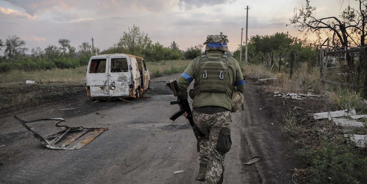 Un soldato ucraino impegnato vicino a Časiv Jar, nella regione di Donetsk. (Oleg Petrasiuk/Ukrainian 24th Mechanised Brigade via AP)