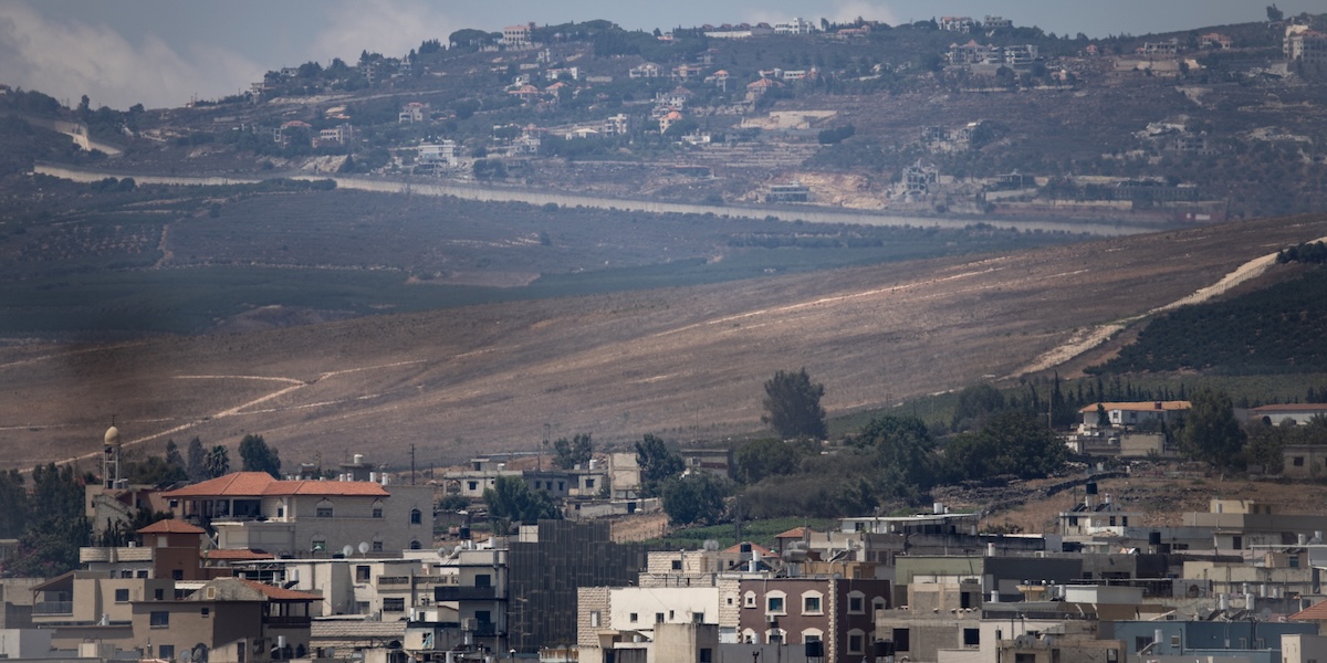 Il confine tra Israele e Libano tra la città libanese di Aadaysit, di cui si vedono alcuni edifici in primo piano, e la città israeliana di Ghajar, in alto