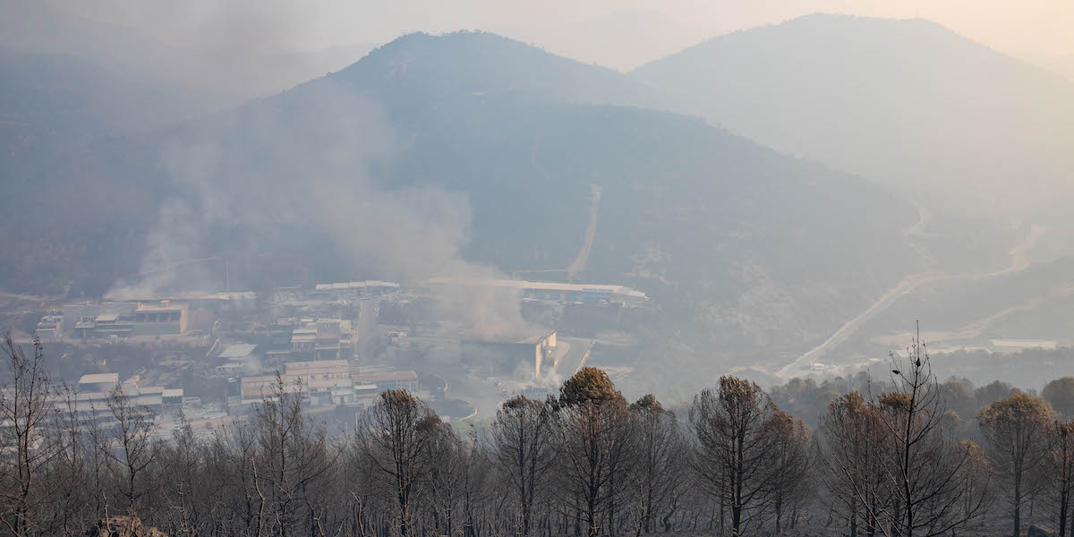 Fumo che si alza da un bosco nella provincia di Smirne