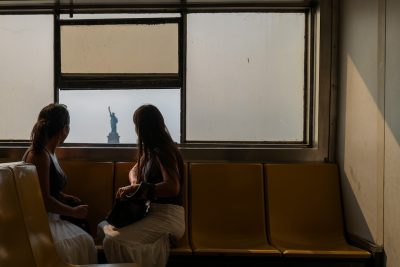 Due donne guardano la Statua della Libertà dal traghetto per Staten Island