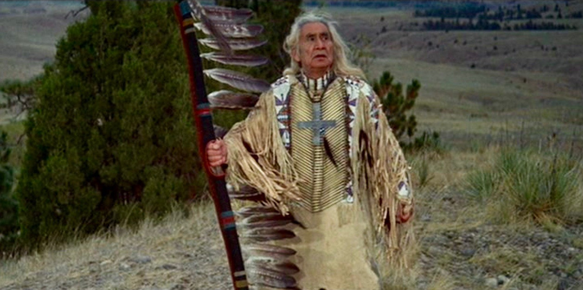 L'attore Chief Dan George nella parte di Cotenna di Bisonte, in "Il piccolo grande uomo" (1970)