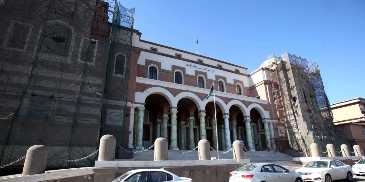 La sede della Banca centrale libica a Tripoli, nel 2013 (EPA/SABRI ELMHEDWI)