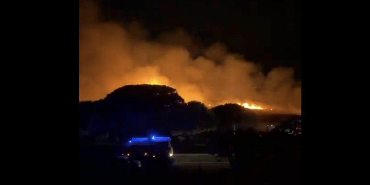 L'incendio di domenica notte a Canet-en-Roussillon (Frédérique Hauchard via Météo Express/ X)

