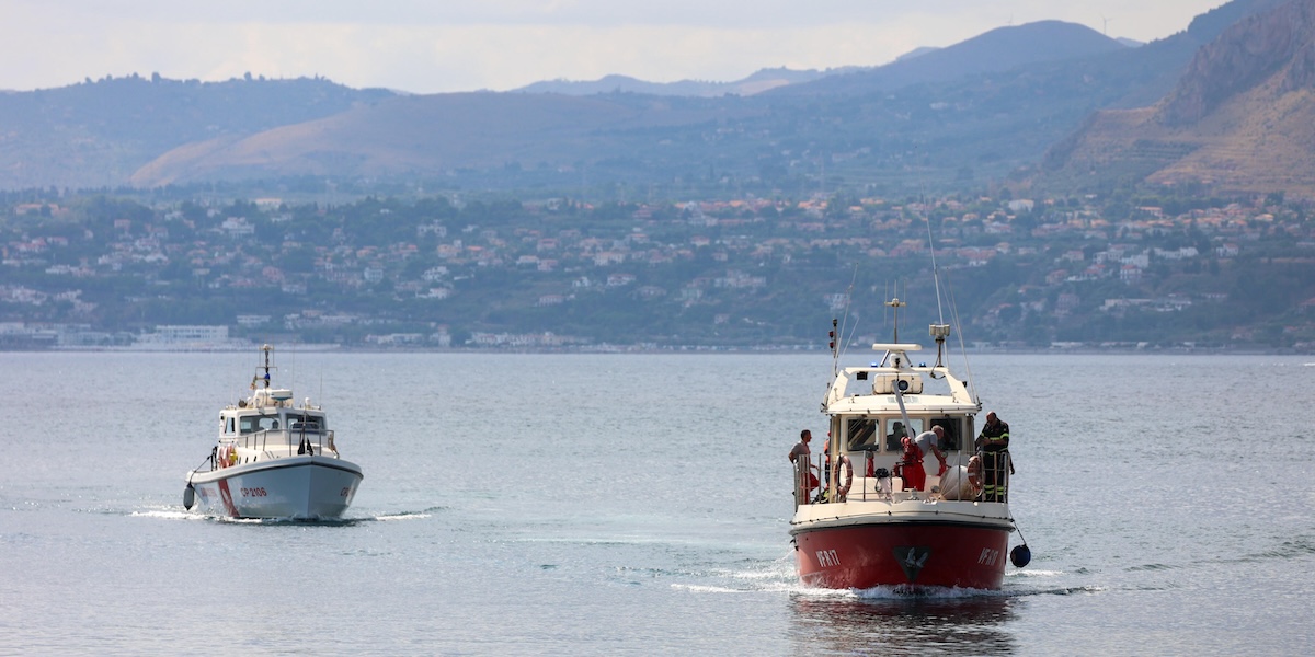 Due imbarcazioni della Guardia costiera e dei vigili del fuoco impegnate nella ricerca delle persone disperse (ANSA/ Igor Petyx)