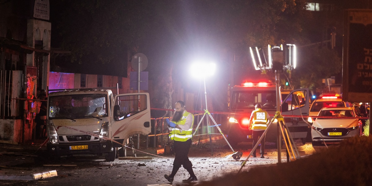 Addetti alla sicurezza sul luogo dell'esplosione a Tel Aviv, 18 agosto 2024 (REUTERS/ Moti Milrod)