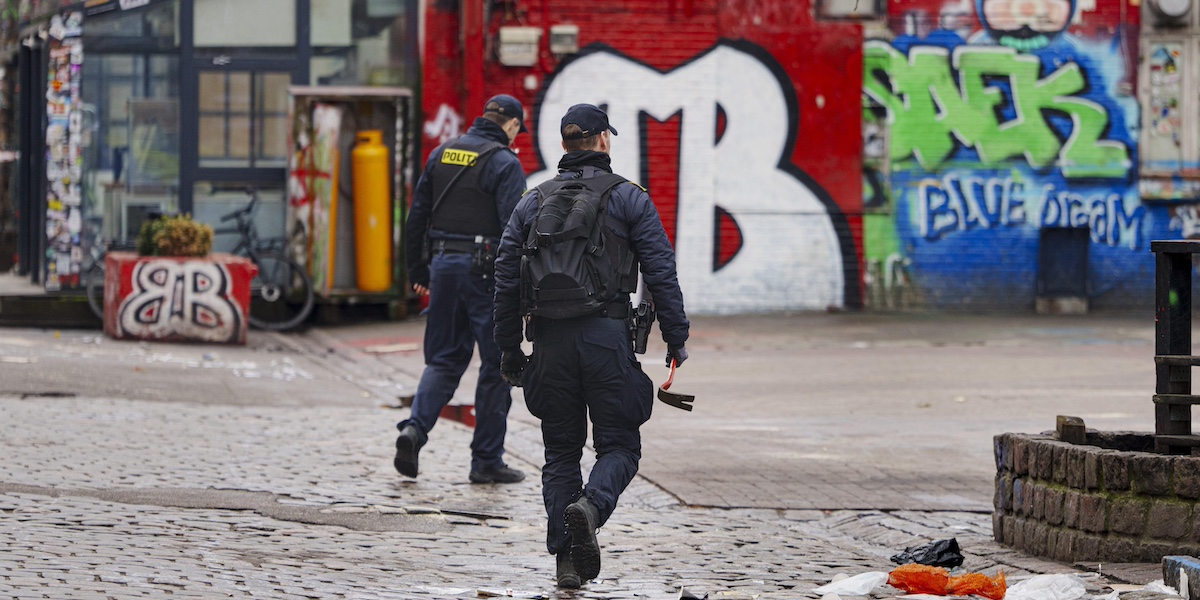 Agenti di polizia nel quartiere di Christiania, a Copenaghen (ANSA/ EPA/ Liselotte Sabroe)