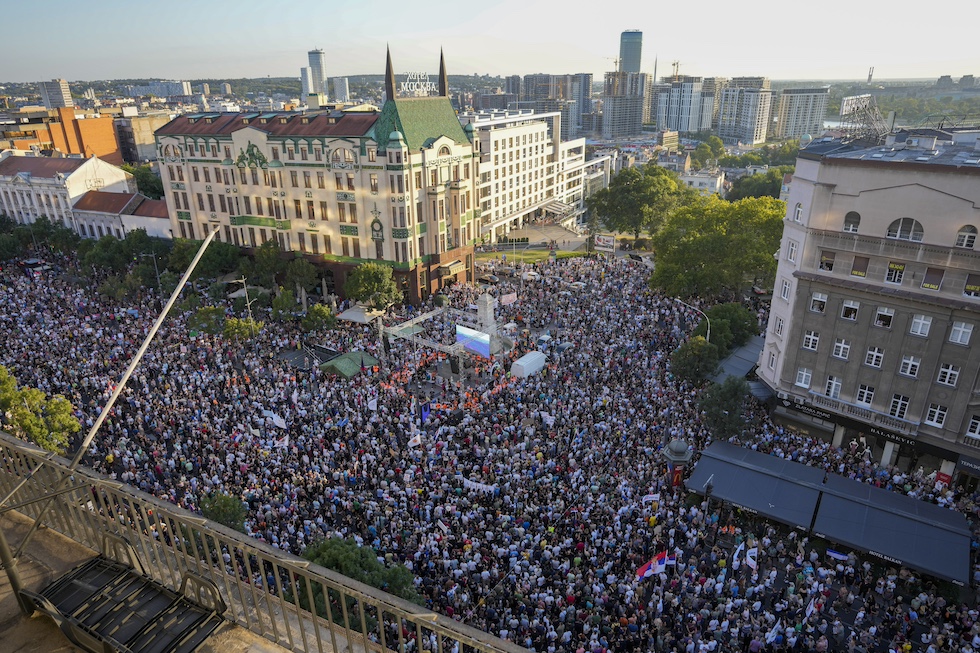 Una foto dall'alto delle proteste contro la miniera di Jadar a Belgrado, 10 agosto 2024 (AP Photo/Darko Vojinovic)