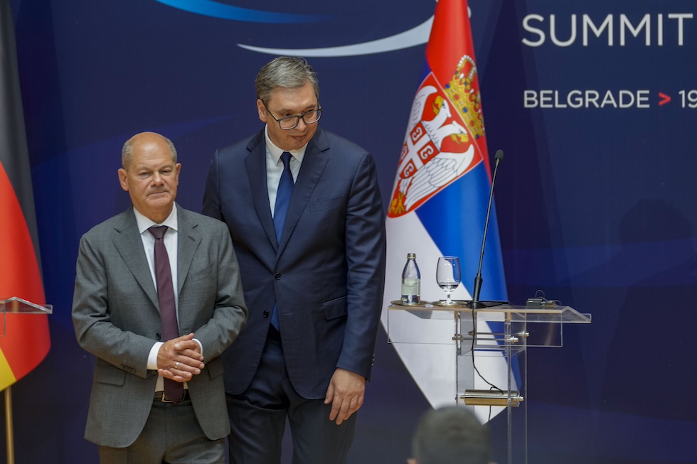 Il cancelliere tedesco Olaf Scholz (sinistra) e il presidente serbo Aleksandar Vučić durante una conferenza stampa a Belgrado, 19 luglio 2024 (AP Photo/Darko Vojinovic)