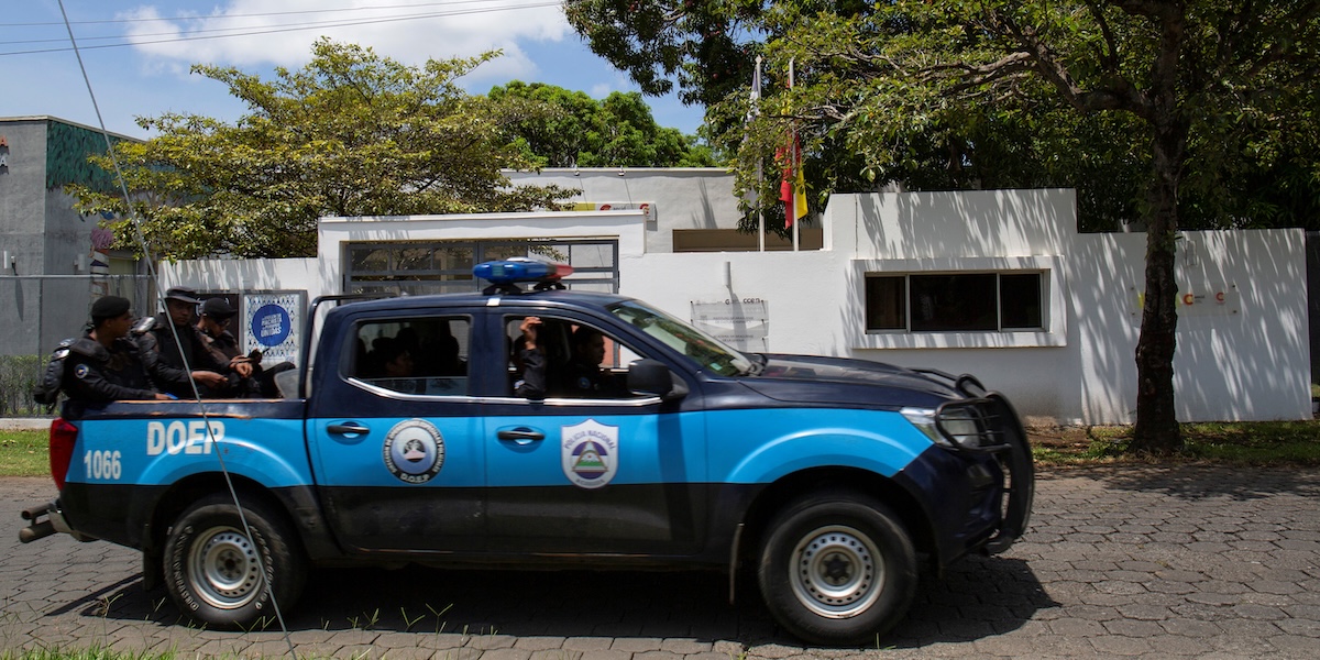 Un veicolo della polizia davanti all'Accademia della Lingua del Nicaragua, chiusa in seguito a una decisione del parlamento. Managua, 21 maggio 2022 (REUTERS/ Maynor Valenzuela)