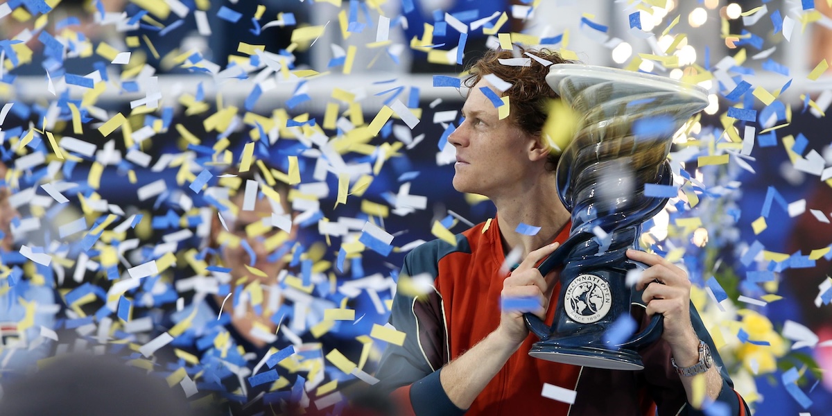 Jannik Sinner col trofeo del torneo di Cincinnati (EPA/MARK LYONS)