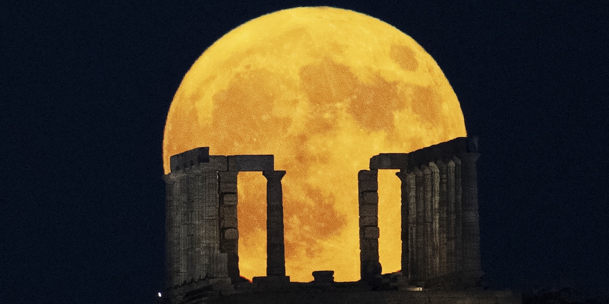 La superluna dietro il tempio di Poseidone a Capo Sunio, Grecia 
(AP Photo/Michael Varaklas)