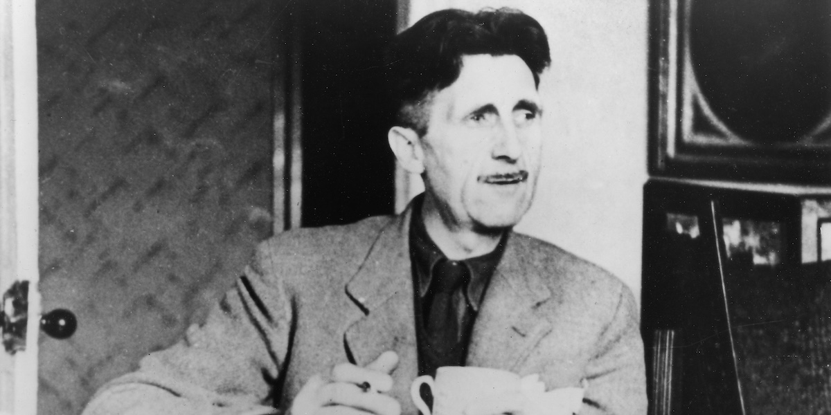 George Orwell in una foto del 1945 circa (Coll. Michel Lefebvre/ adoc-photos via Contrasto)